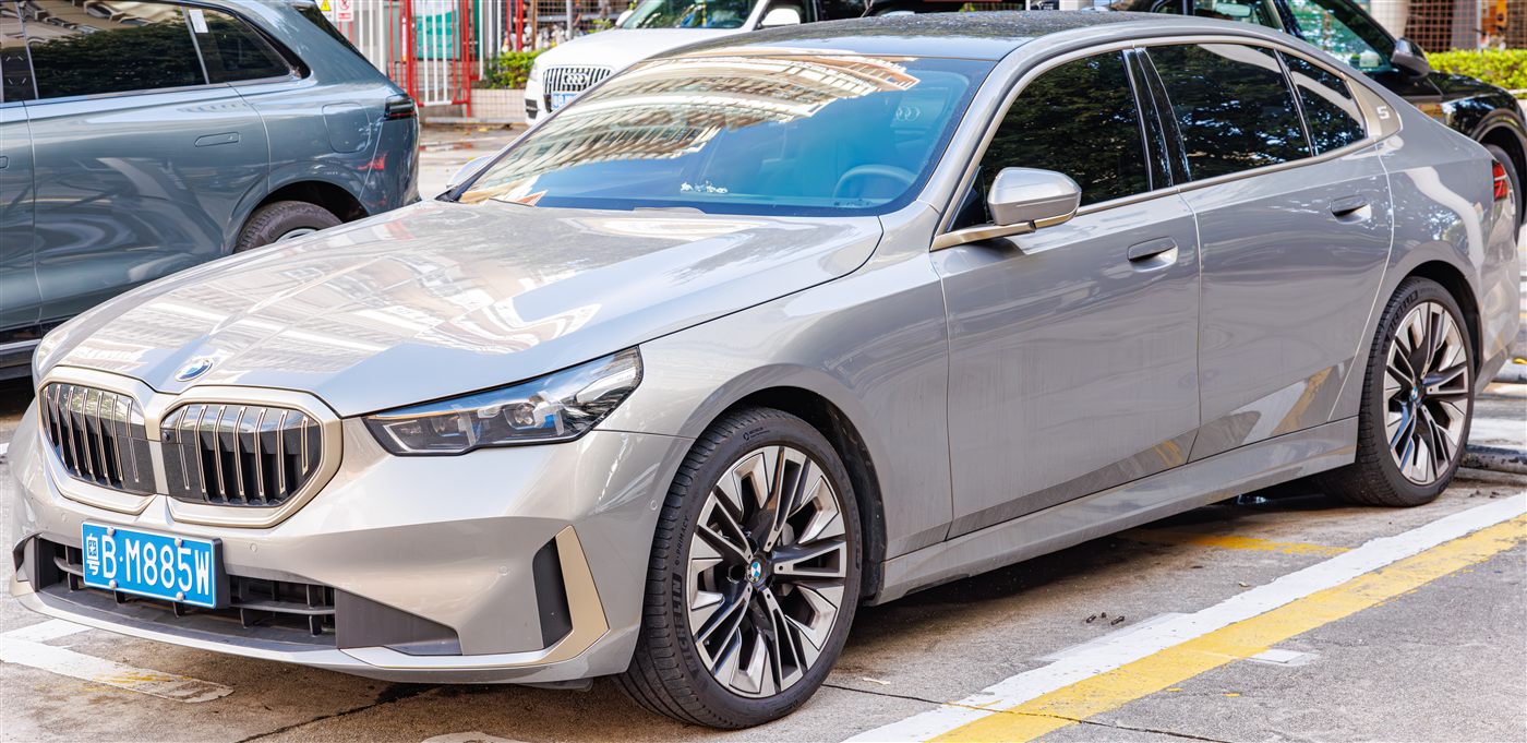 2025 BMW i5 eDrive40 — photo 2