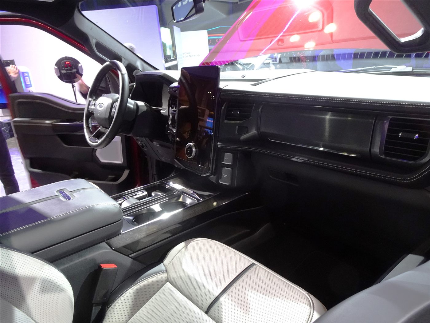 2025 Ford F-150 Lightning Platinum — photo 3
