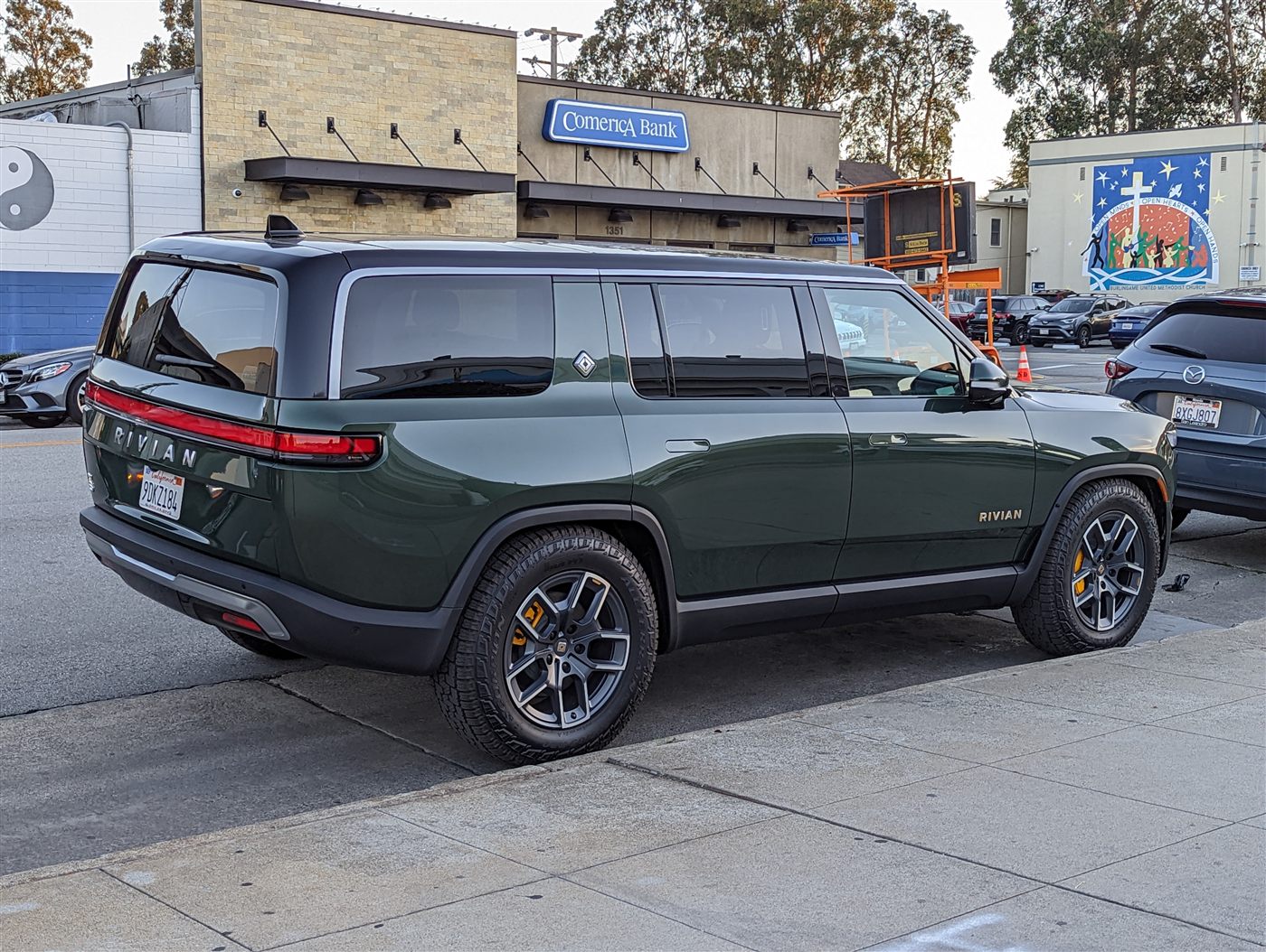 2025 Rivian R1S Adventure Quad-Motor — photo 3